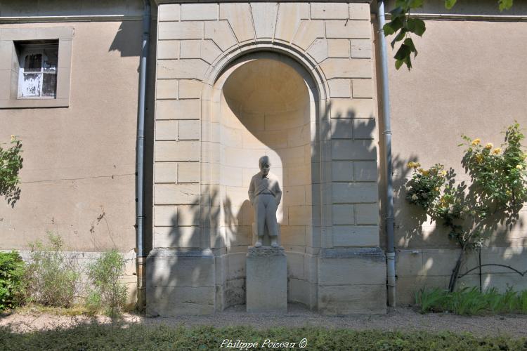 Statue de Poil de Carotte à Clamecy un patrimoine