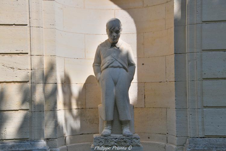 Statue de Poil de Carotte à Clamecy