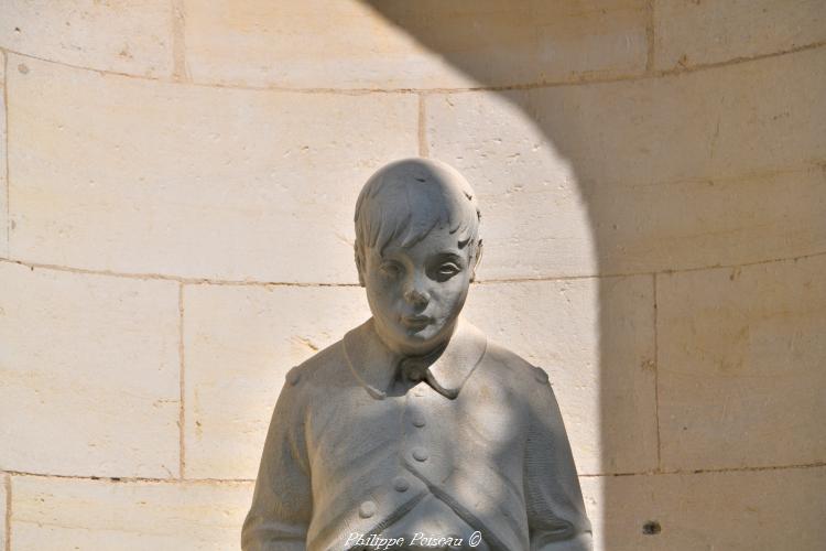 Statue de Poil de Carotte à Clamecy