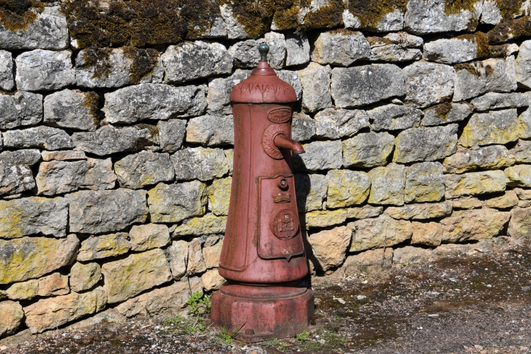 La pompe rouge de Donzy un patrimoine