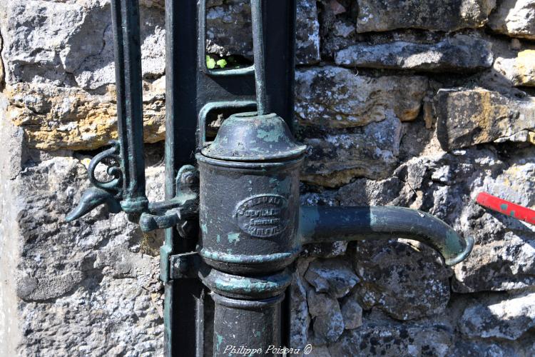 Pompe à bras de Châtillon-en-Bazois