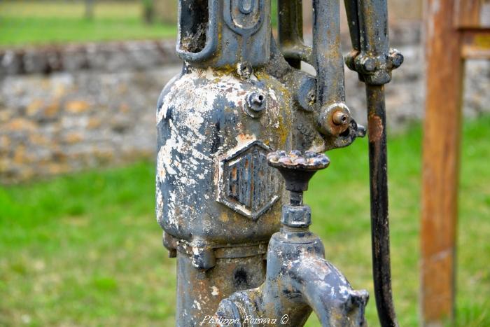 Pompe Eau Old Hand Côté D'un Puits Fermé Pompe Manuelle image