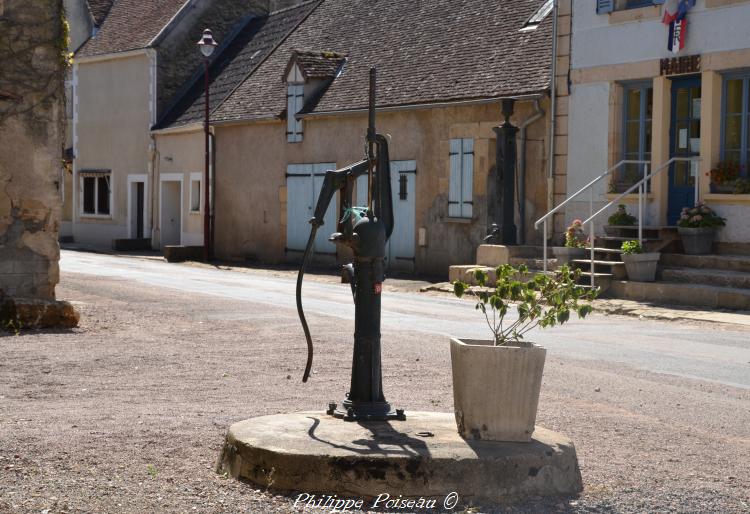 Puits ancien de Lurcy le Bourg