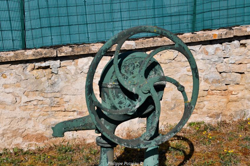 Pompe du cimetière de Corvol L'Orgueuilleux