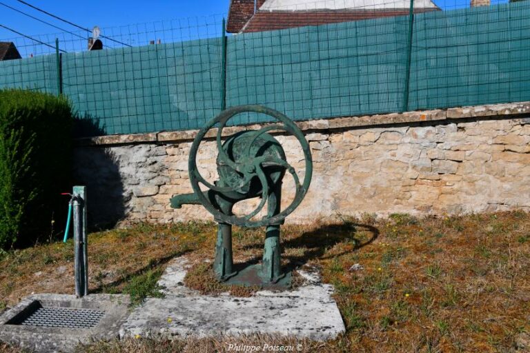 Pompe du cimetière de Corvol L'Orgueuilleux