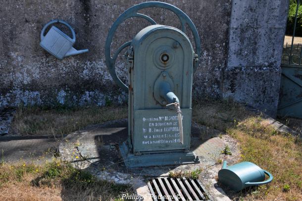 La pompe du cimetière de Raveau