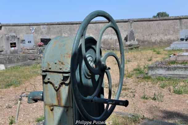 La pompe du cimetière de Raveau