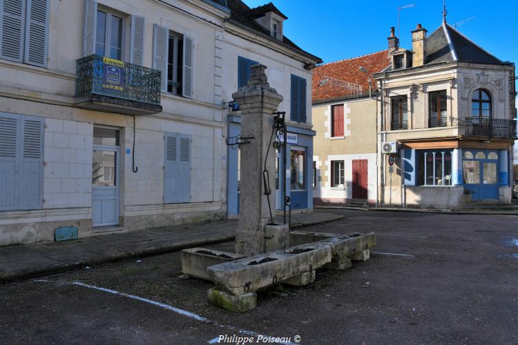 Pompe place du marché d'Entrains sur Nohain