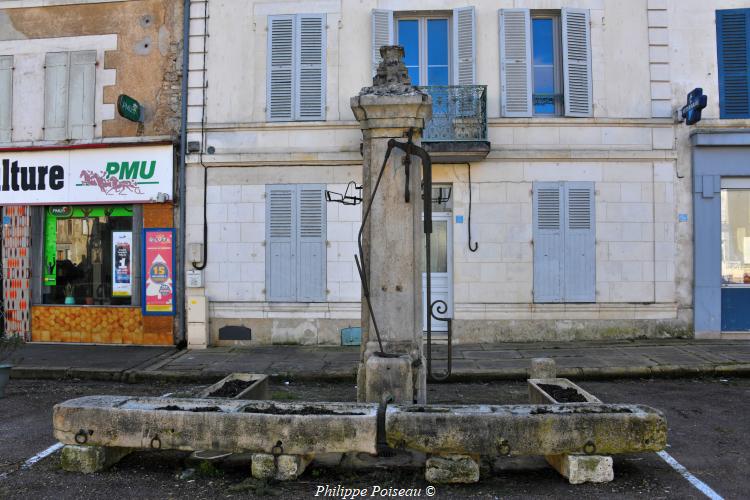 Pompe place du marché d'Entrains sur Nohain