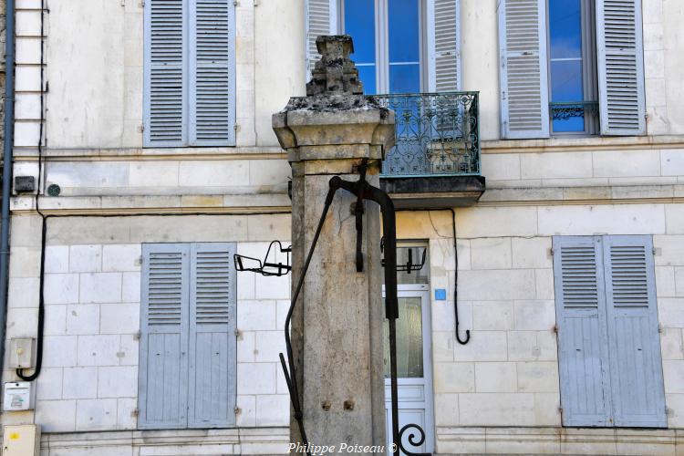 Pompe place du marché d'Entrains sur Nohain