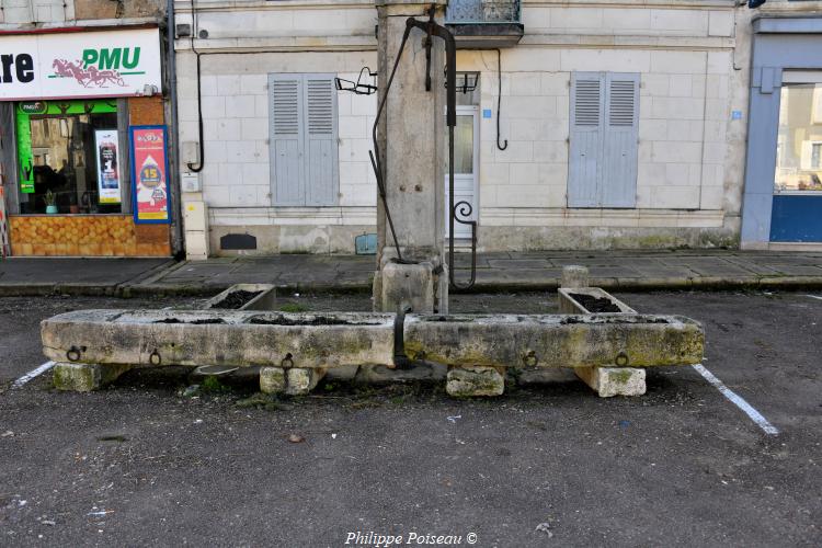 Pompe place du marché d'Entrains sur Nohain