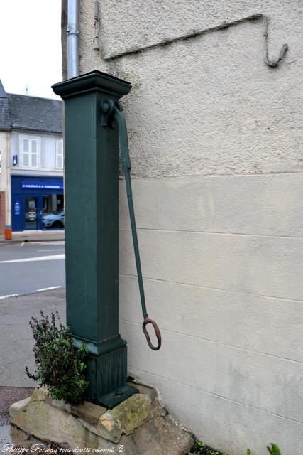Pompe à bras rue de la gare de Prémery