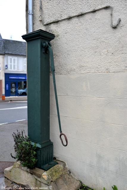 Pompe à bras rue de la gare de Prémery