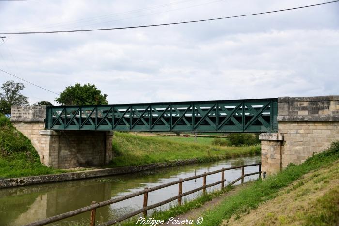 Pont du canal à Maison Neuve