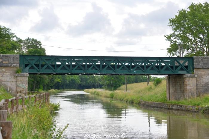 Pont du canal à Maison Neuve