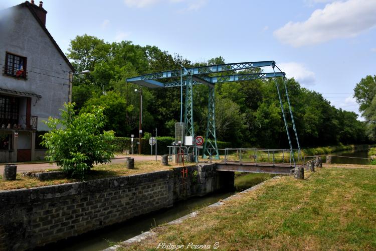 Pont levis de Saint-Didier un beau patrimoine