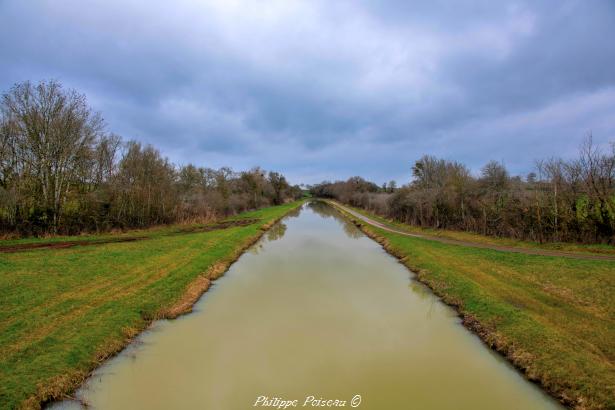 Pont sur le Canal à Mougny