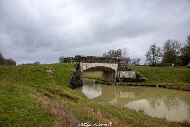 Pont sur le Canal à Mougny