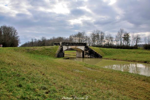 Pont sur le Canal à Mougny