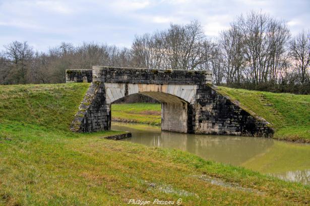 Pont sur le Canal à Mougny