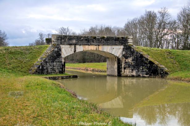Pont sur le Canal à Mougny
