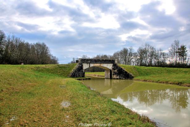 Pont sur le Canal à Mougny