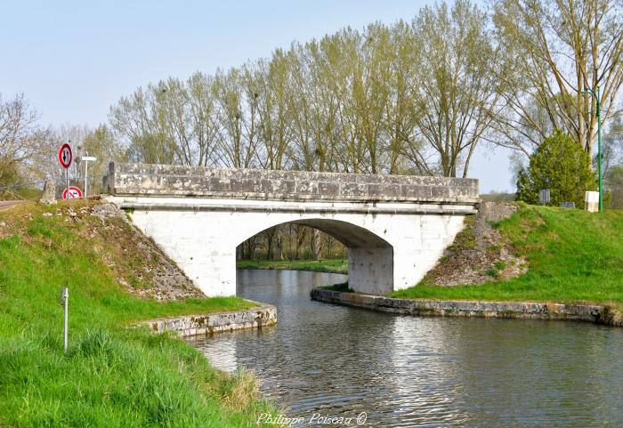 Pont sur le canal de Pont-sur-Yonne