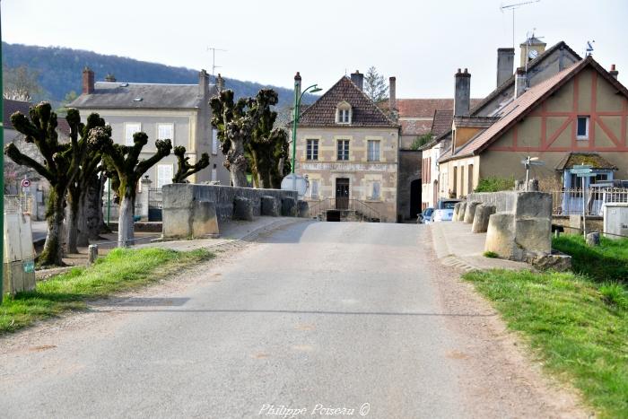 Pont sur le canal de Pont-sur-Yonne