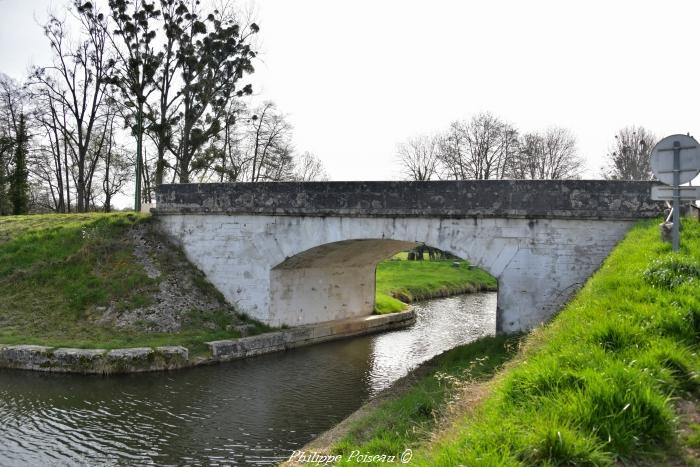 Pont sur le canal de Pont-sur-Yonne
