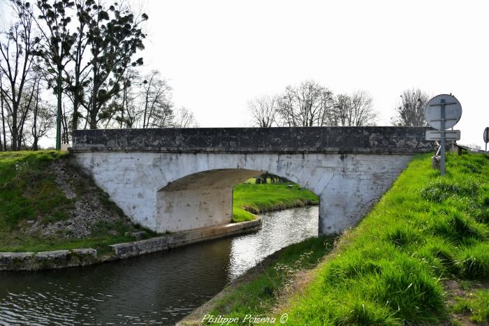 Pont sur le canal de Pont-sur-Yonne