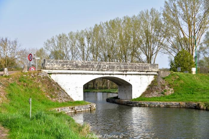 Pont sur le canal de Pont-sur-Yonne