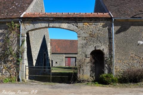 Porche du relais de poste de Michaugues un patrimoine