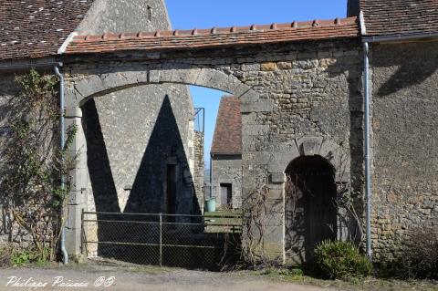 Porche du relais de la malle poste de Michaugues