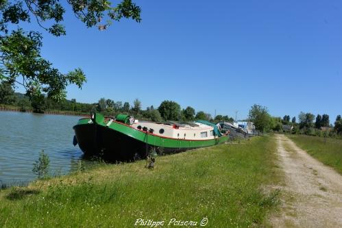 Port de Gimouille un ouvrage du canal latéral à la Loire