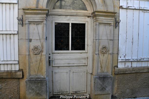 La Porte à la Lyre de Dornecy 