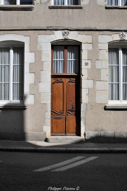 Porte de l'auberge des compagnons