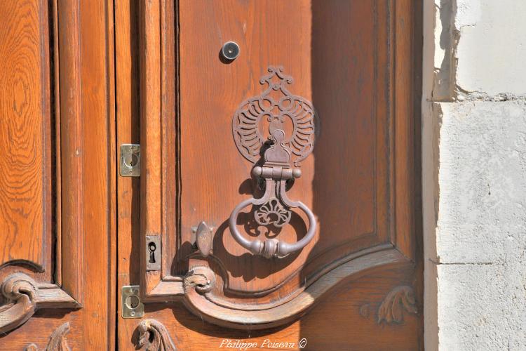 Porte de l'auberge des compagnons