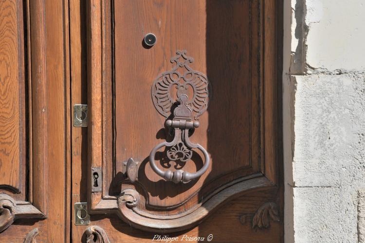 Porte de l'auberge des compagnons