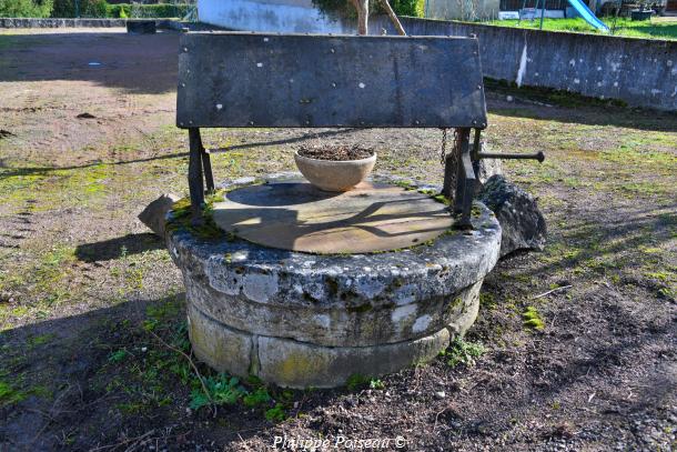 Puit place de la Chapelle de Saligny