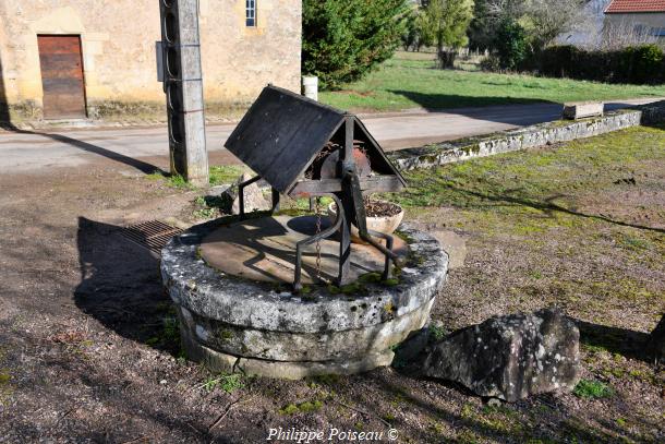 Puit place de la Chapelle de Saligny