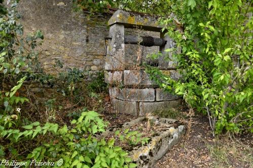 Puits de Isenay un patrimoine vernaculaire