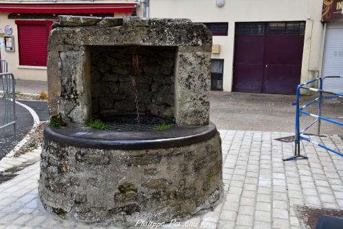 Puits de la place de l'église de Marzy