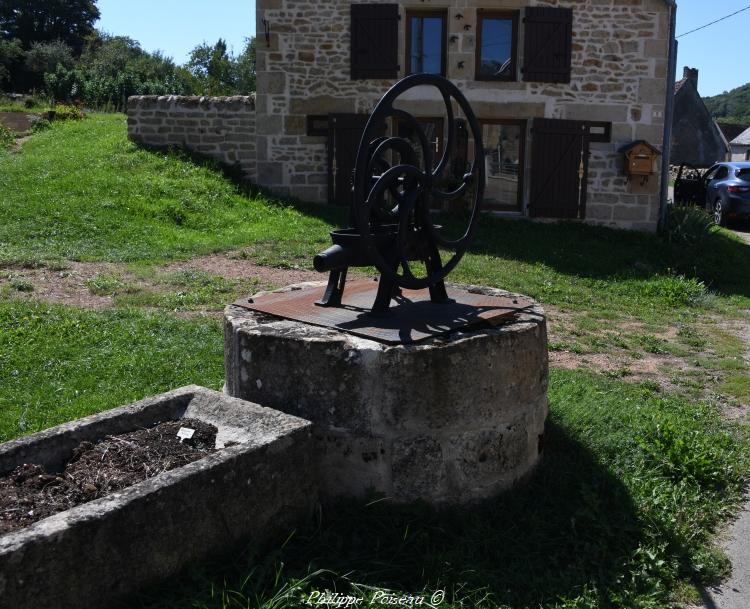 Puits et auge lavoir de Neuilly