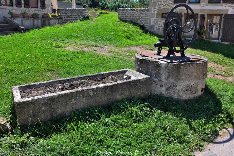 Puits et auge lavoir de Neuilly