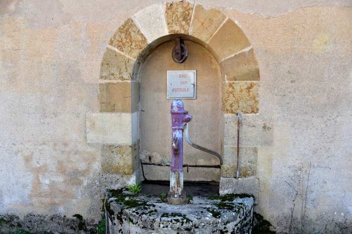 Puits avec pompe sur le village de Baye un patrimoine