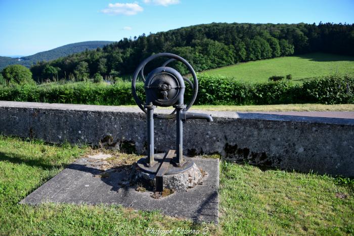 Puits et sa pompe Glux en Glenne un beau patrimoine.