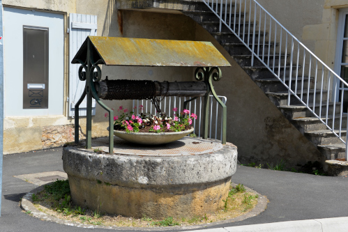 Puits place de l'église de Tannay