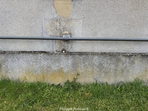 Le repère de nivellement de Fours un beau patrimoine