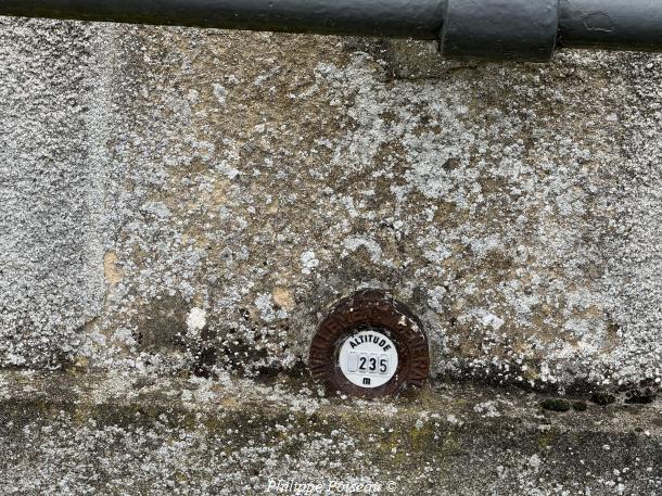 Le repère de nivellement de Fours un beau patrimoine