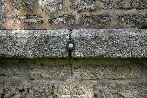 Repère de nivellement du pont de Chalaux